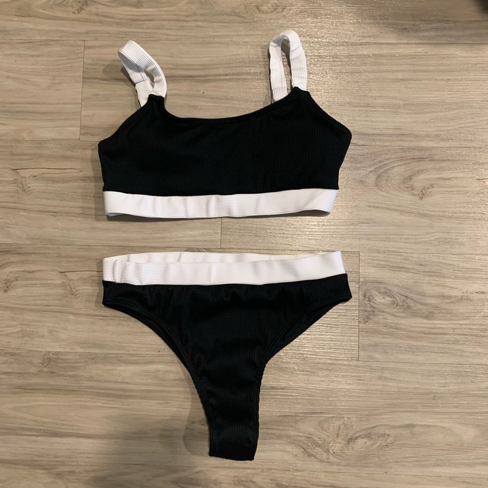 Black & white matching bikini 🖤🤍